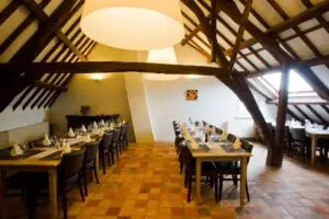 Gezellig interieur van Familierestaurant Schalienhuis te Loenhout: sfeerbeeld conferentiezaal.